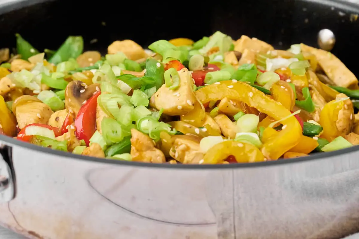 pande med chop suey med kylling og grøntsager.