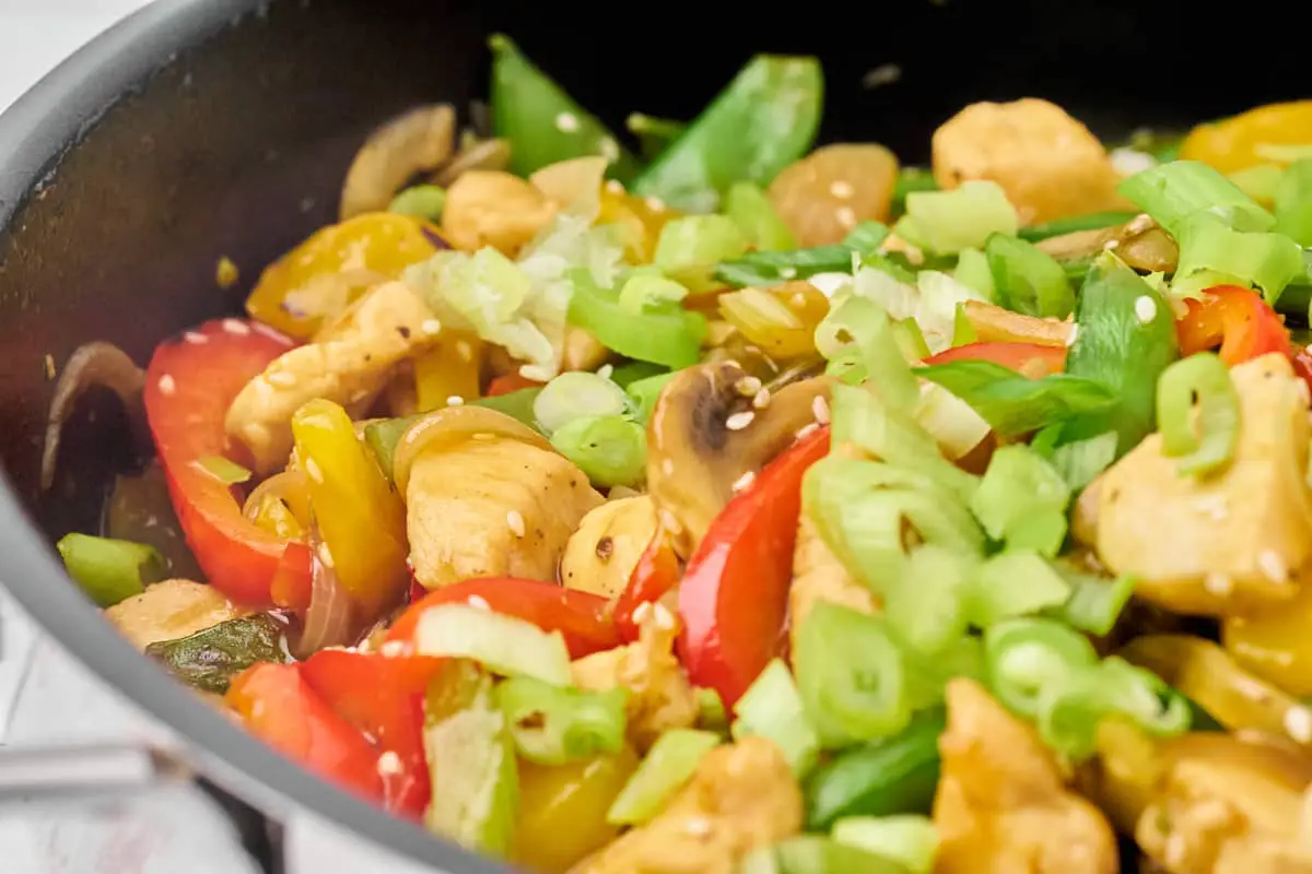 chop suey med grøntsager og kylling.