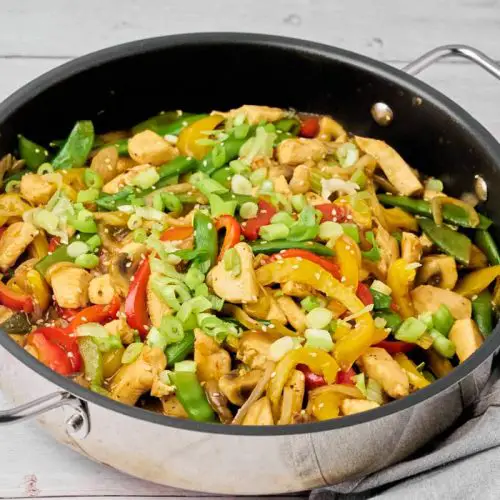 Chop suey med kylling og peberfrugt, champignon, ærter og bladselleri.