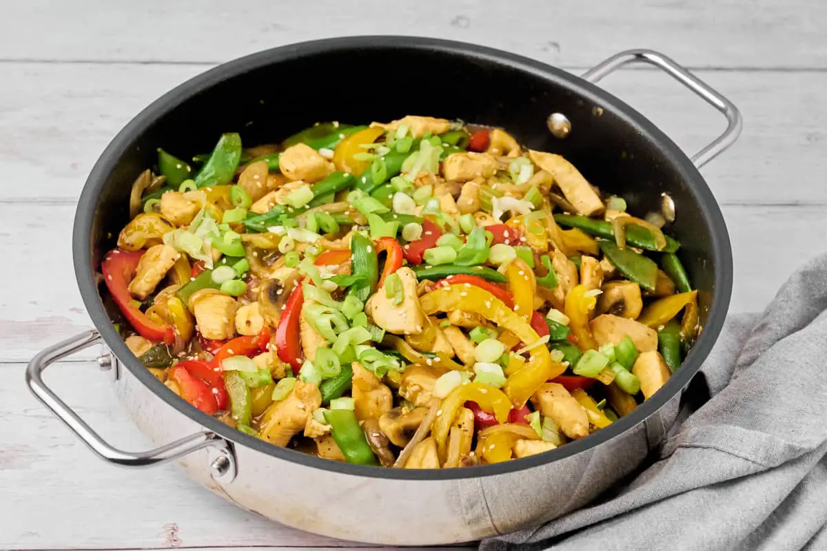 Chop suey med kylling og peberfrugt, champignon, ærter og bladselleri.