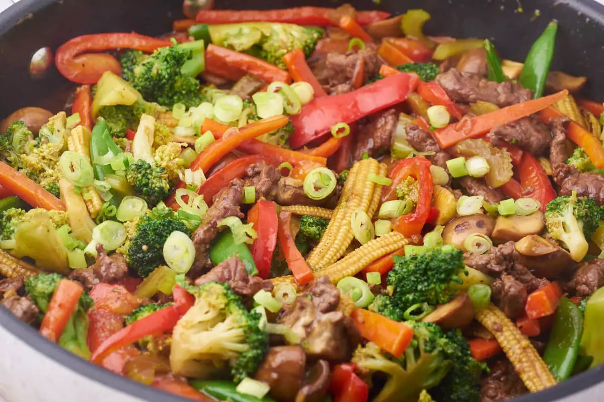 pande med oksekøds chop suey med peberfrugt, broccoli, minimajs og oksekød.
