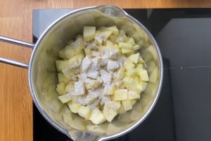 alle ingredienser til æblegrød i gryde.