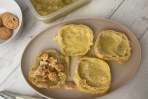 knuste makroner ovenpå æblegrøden.