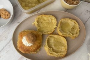 færdig fastelavnsbolle pyntet med fløde og makron.