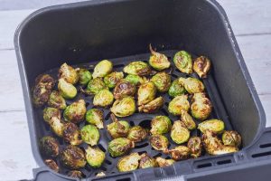 airfryerkurv med færdigstegte rosenkål.