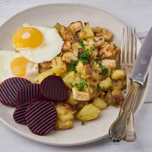 biksemad med kylling og kartofler serveret med spejlæg og syltede rødbeder.