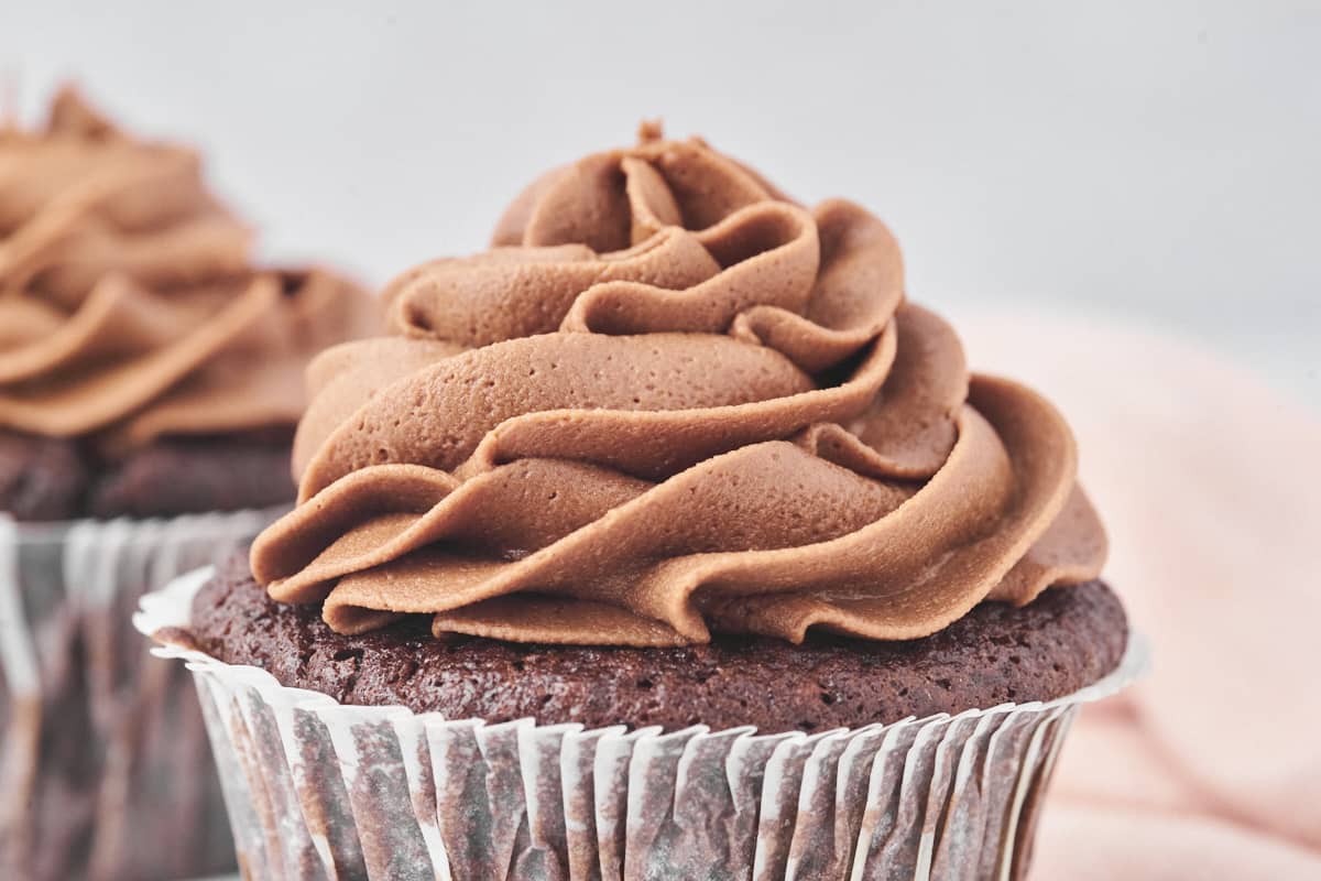 lækker top på cupcake lavet af chokoladefrosting.
