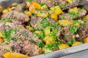 fad med kartofler og lammekoteletter.