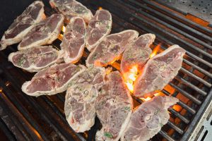 bruning af de marinerede lammekoteletter på grill.