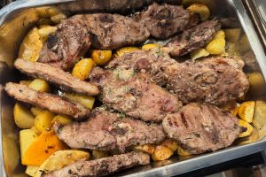 fadet med kartofler og lammekoteletter i fadet klar til ovnen.