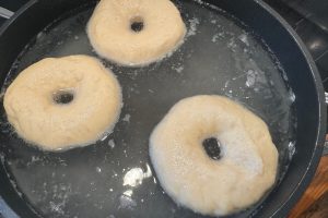 bagels der koger i gryde.