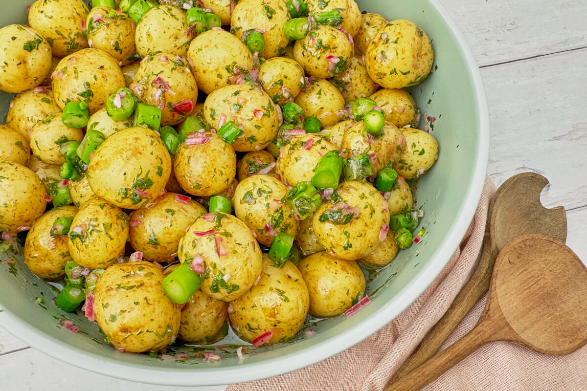 hjemmelavet kartoffelsalat med olie/eddikedressing.