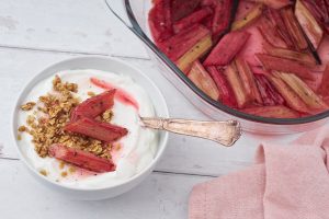 skyr med bagte rabarber og ristede havregryn i skål.