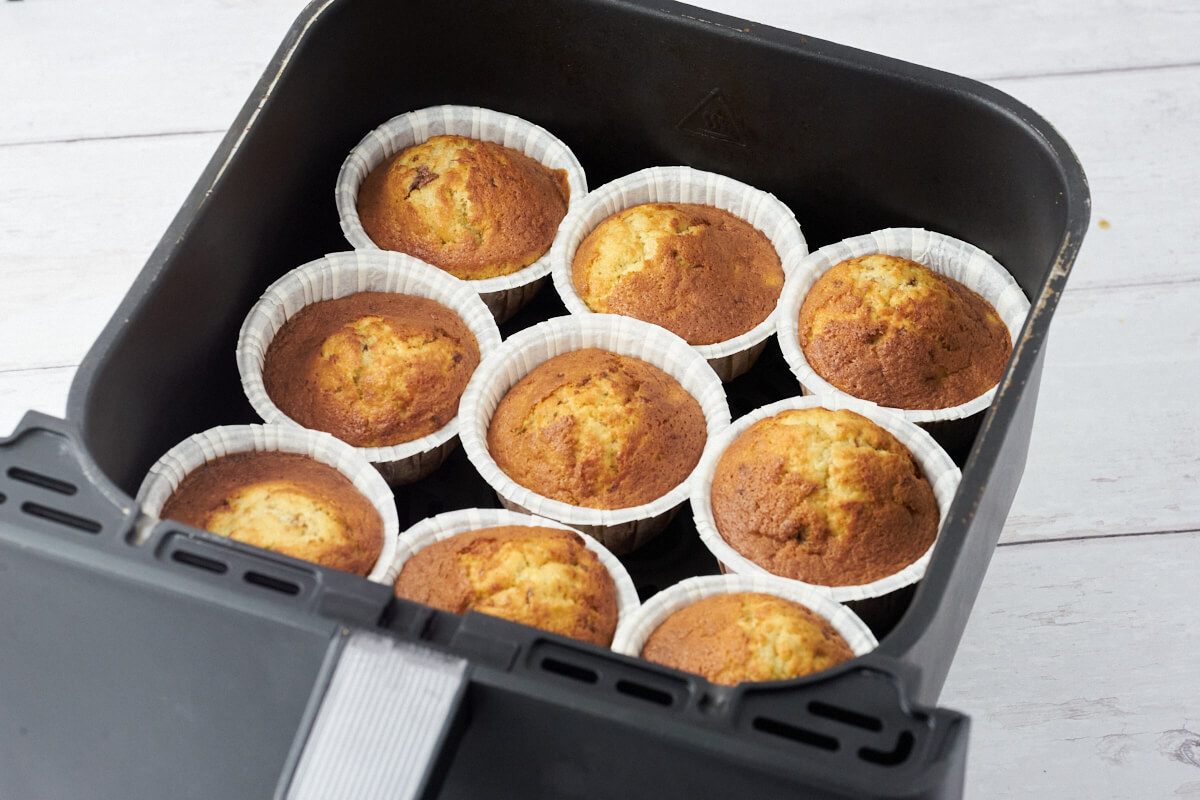 bananmuffins i airfryer kurv.