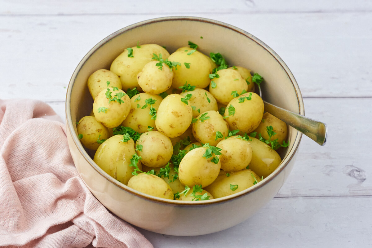 skål med lækre nye kartofler.