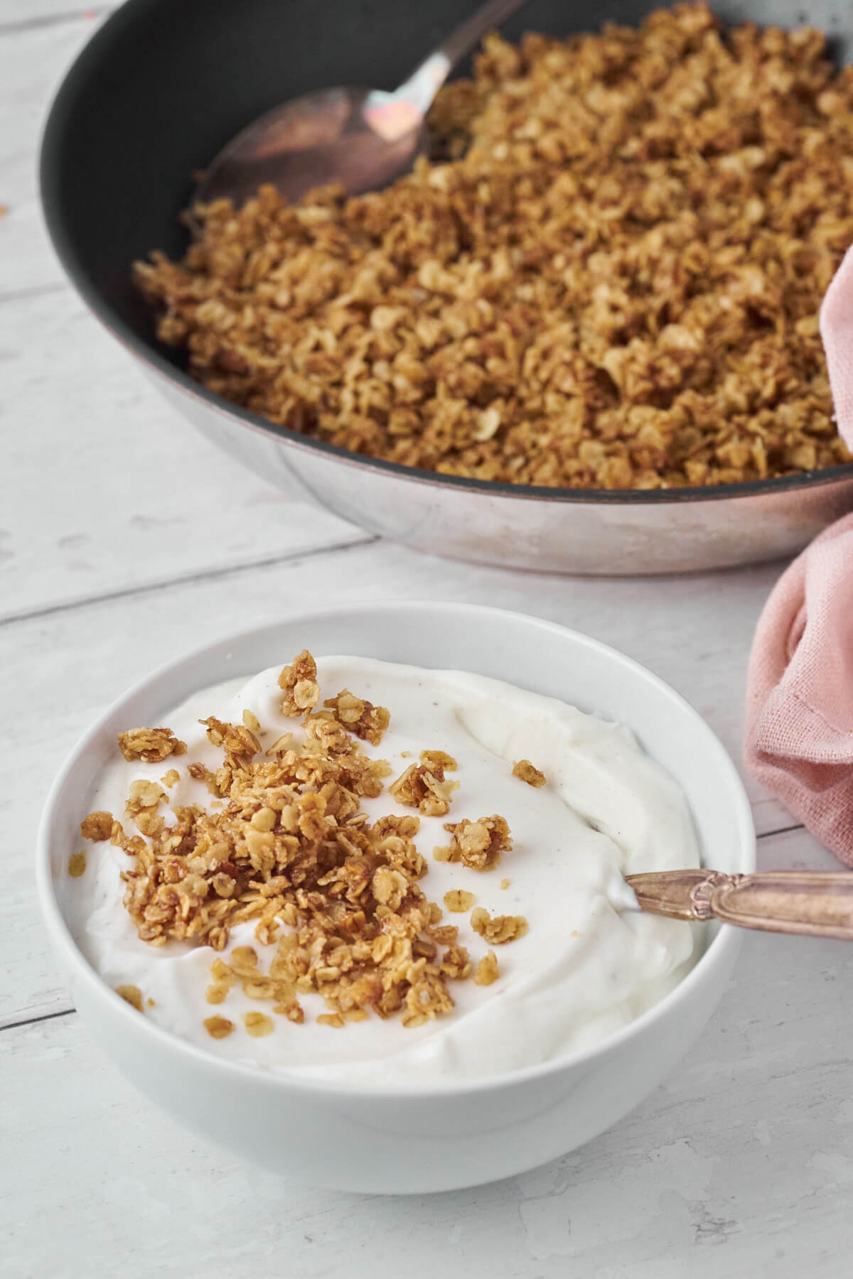 skyr med ristede havregryn i lille skål og pande bagved.