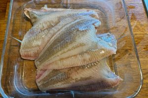 hele rødspætter rengjort og klar til tilberedning.