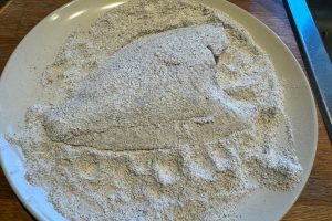 hel rødspætte i rugmel.