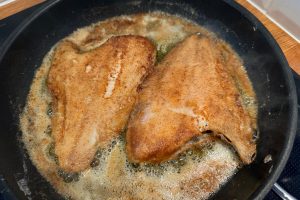 rødspætterne efter de er vendt på panden.