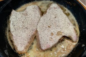 hele rødspætter steges på panden.