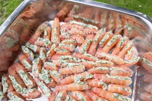 jomfruhummerhalerne er klar til at komme på grillen.