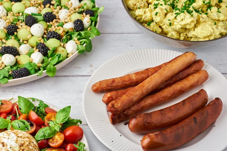 tilbehør til grillpølser for eksempel kartoffelsalat og salater.
