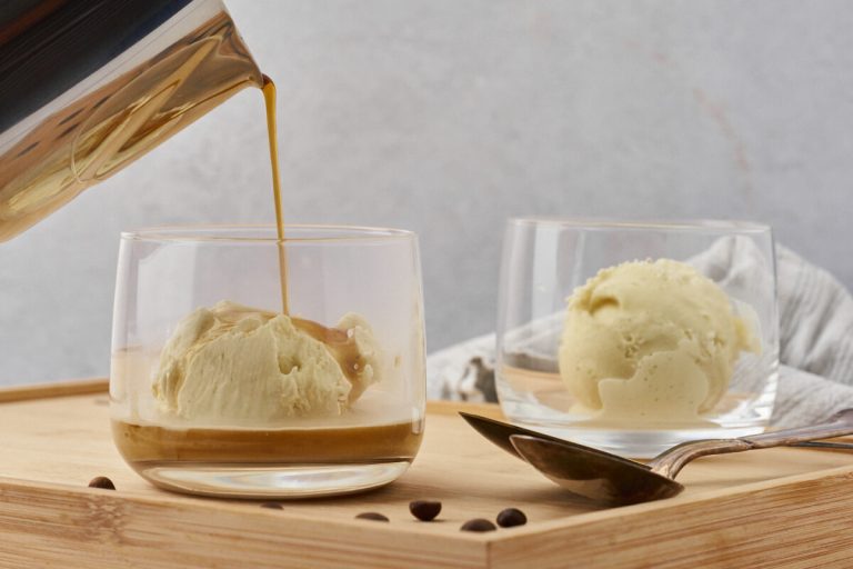 Affogato i glas med kugler af vaniljeis og varm espresso kaffe.