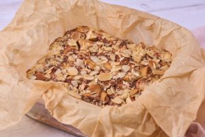 ovnfast fad med havregrød der er bagt i ovnen.