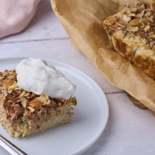 bagt havregrød med æble og kanel serveret på tallerken med vaniljeskyr.