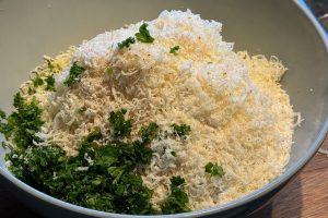 mosede kartofler med parmesan, persille og de andre ingredienser.