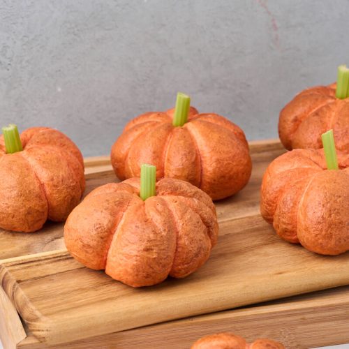 halloween bagels som græskar med stilk af bladselleri.