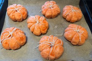 sådan binder du dine bagels med snor for at lave græskar.