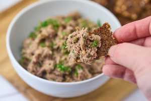 en rugbrødschips der er dyppet i anderilette.