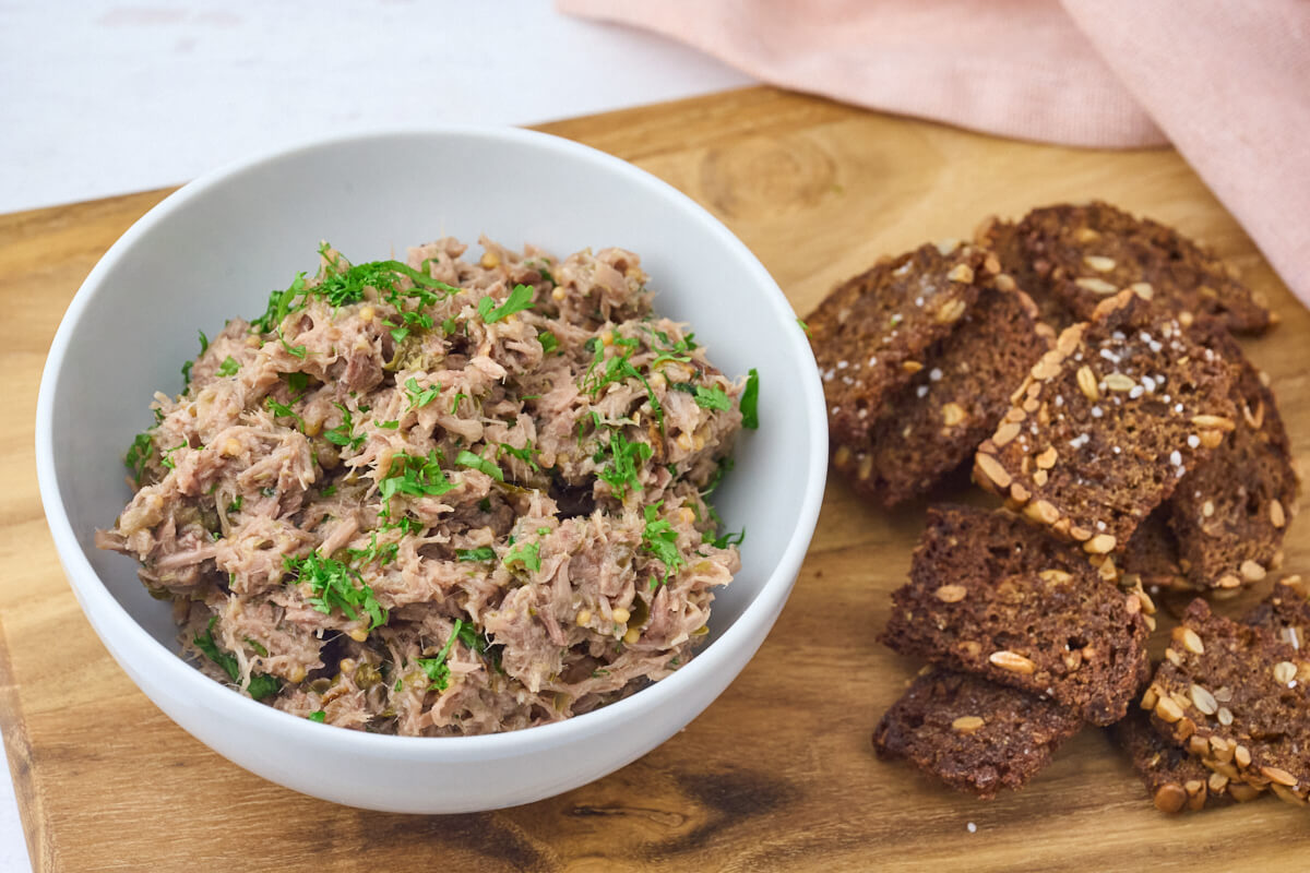 anderilette af anderester serveret med sprøde rugbrødschips.