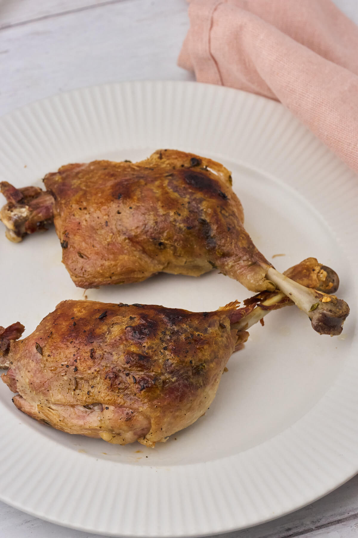 tallerken med to confiterede andelår lavet i sous vide.