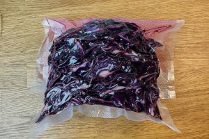 rødkål og andre ingredienser i vakuumposen.