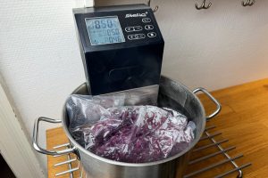 rødkål i vakuumpose i sous vide kar.