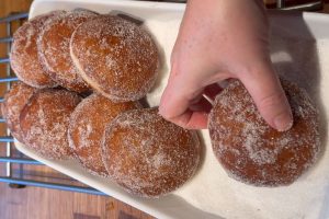 berlinere der rulles i sukker.