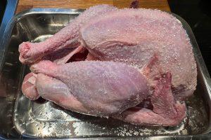 kalkun der er gnedet ind i salt.