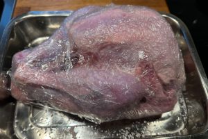 kalkun pakket ind i film klar til at trække på køl.