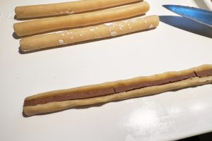 sådan lægger du nougat inden i kransekagestykkerne.