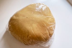 kransekagemasse klar til at hvile på køl.