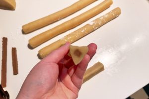 nougat inden i kransekagestængerne.