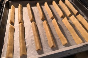 kransekagestængerne klar til ovnen.