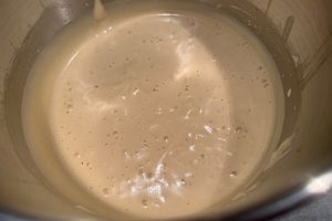 æg og sukker pisket luftigt,