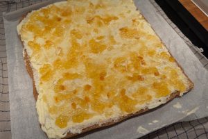 abrikosmarmeladen fordelt ovenpå smørcremen.