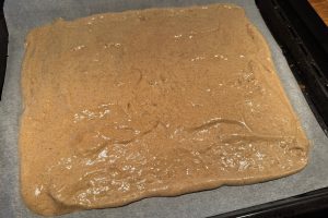 dejen til roulade bredt ud på bageplade.