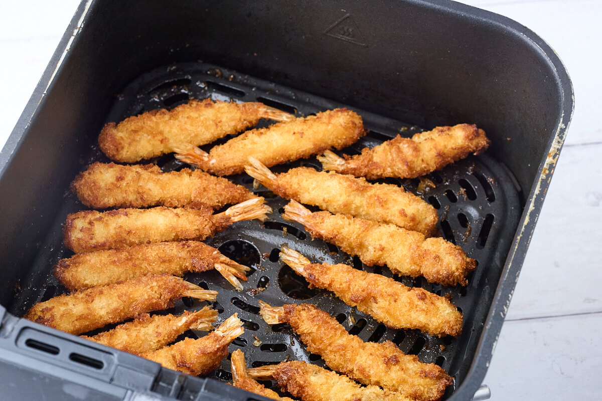 frosne torpedorejer i airfryer kurv efter er de fรฆrdige og klar til servering.