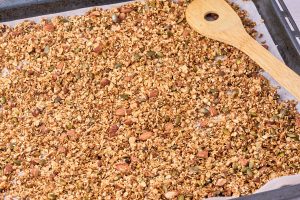 plade med hjemmelavet granola med havregryn, mandler og honning.