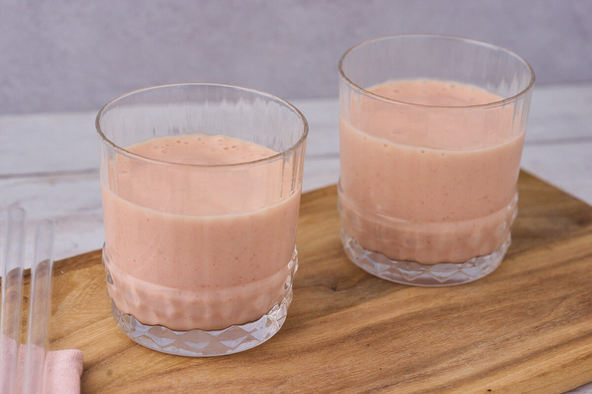 jordbær-mangosmoothie i to glas klar til servering.